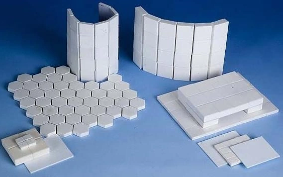 Revestimentos de alumina microcristalina em manta hexagonal, segmentos curvos e placas quadradas