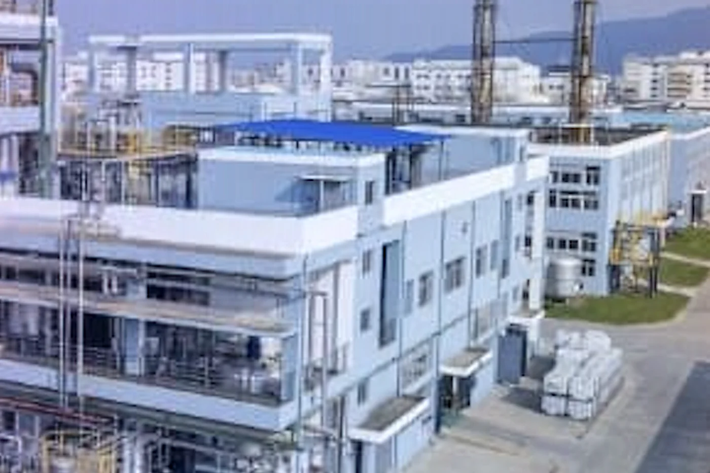 Vista elevada da planta química da Quantum Resin