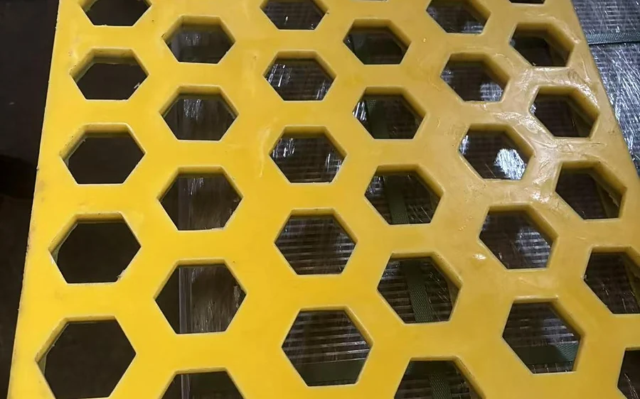 Painel de tela de poliuretano amarelo com aberturas hexagonais