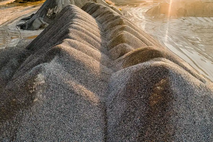 Pilhas de areia e brita em pedreira